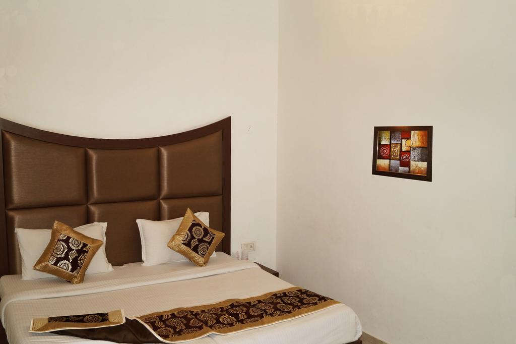 Hotel Sheela, 100M From Taj Mahal Agra  Εξωτερικό φωτογραφία